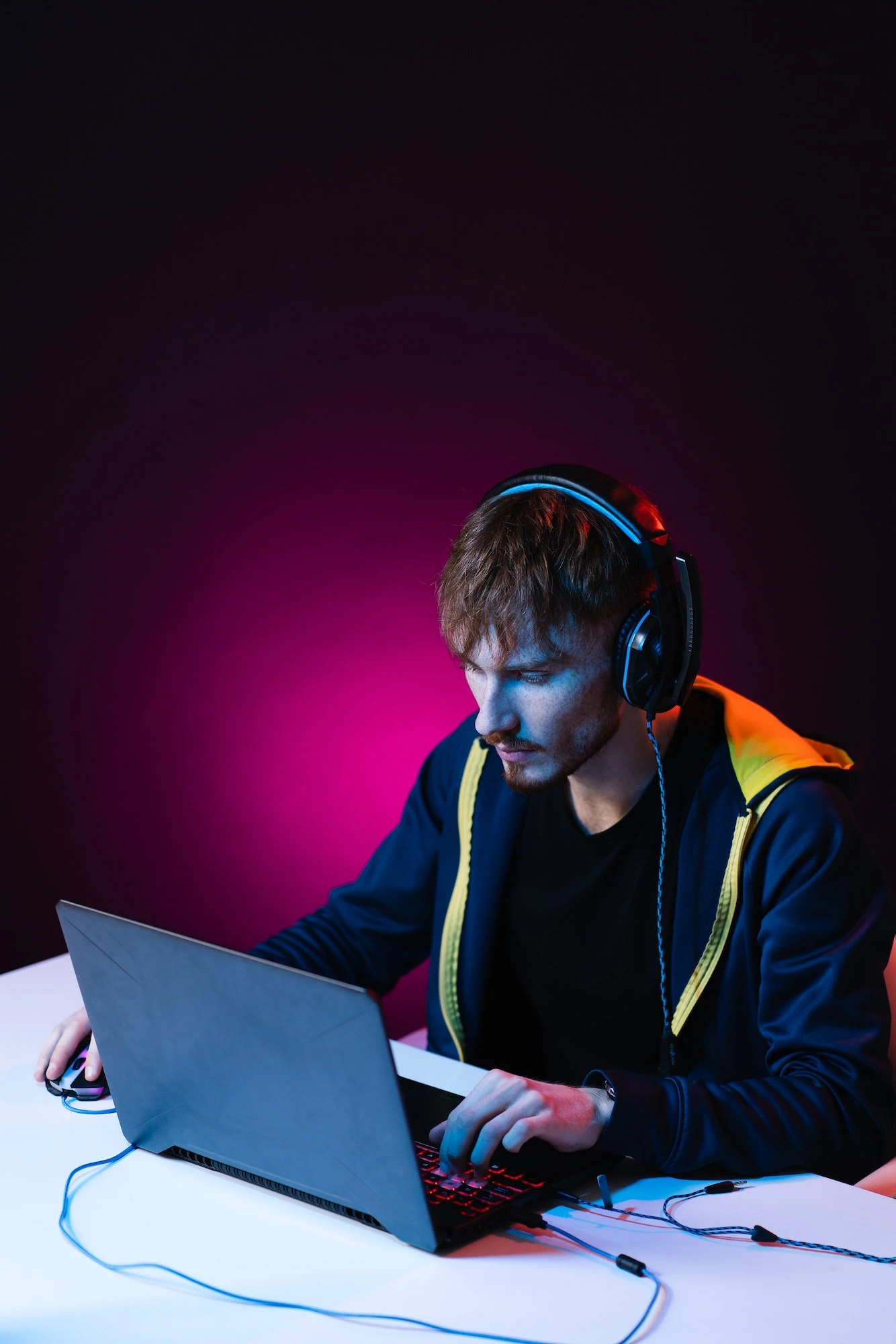 hacker-it-genius-using-laptop-writing-code-wearing-hood-on-head-cyber-security-concept.jpgw3.webp hacker-it-genius-using-laptop-writing-code-wearing-hood-on-head-cyber-security-concept.jpgw3.webp