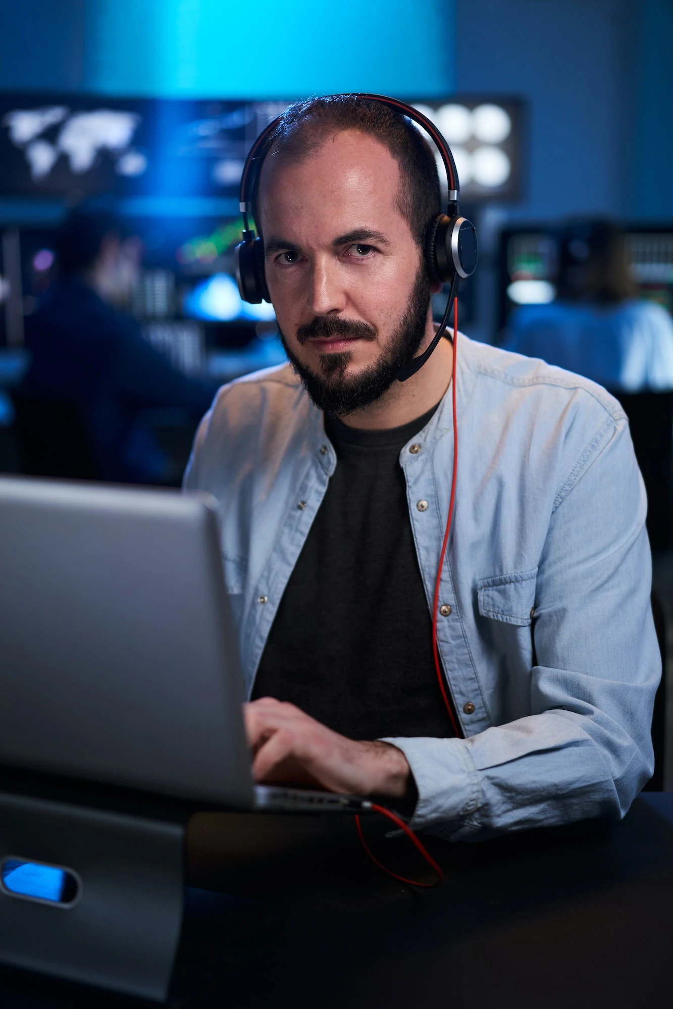 vertical-portrait-looking-at-camera-of-a-stock-market-trader-working-investment-charts-.jpgw3.webp vertical-portrait-looking-at-camera-of-a-stock-market-trader-working-investment-charts-.jpgw3.webp